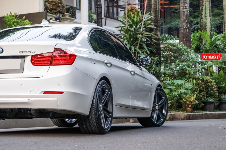 Детали экстерьера BMW 320d Sedan on Vossen Wheels (VFS5) 2017 года  (фото 10 из 11)